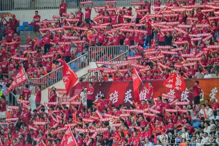 贺希宁:主场首战蓄势待发,球迷助威给予心理优势 贺希宁:主场首战蓄势待发,球迷助威给予心理优势